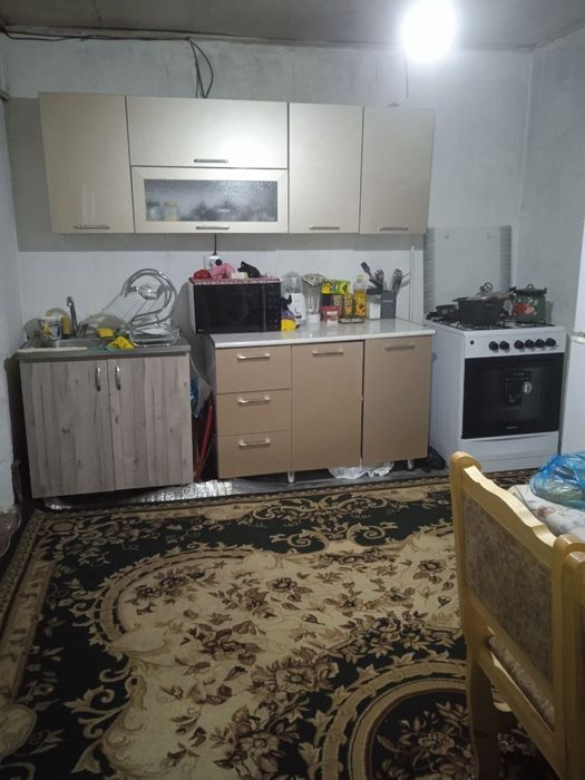 Янгийол центрда 4-хона уйи 3-сотих ери Срочна Сотилади