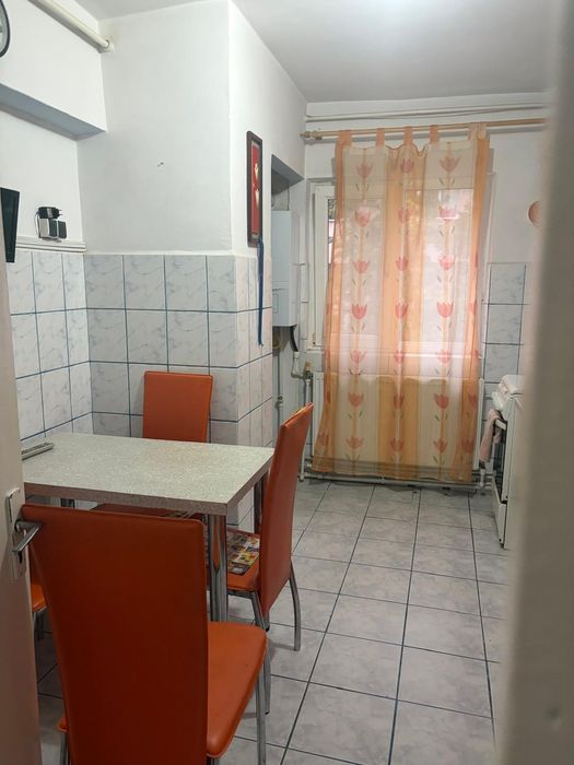 De închiriat apartament 3 camere