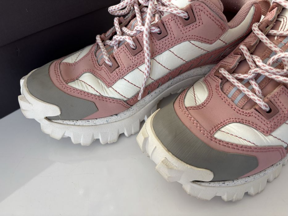 Sneakers caterpillar