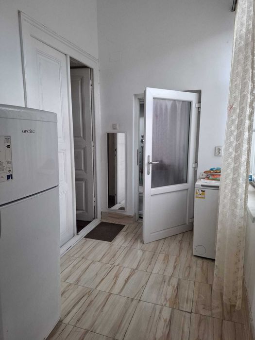 Garsoniera în casă veche cu curte comună