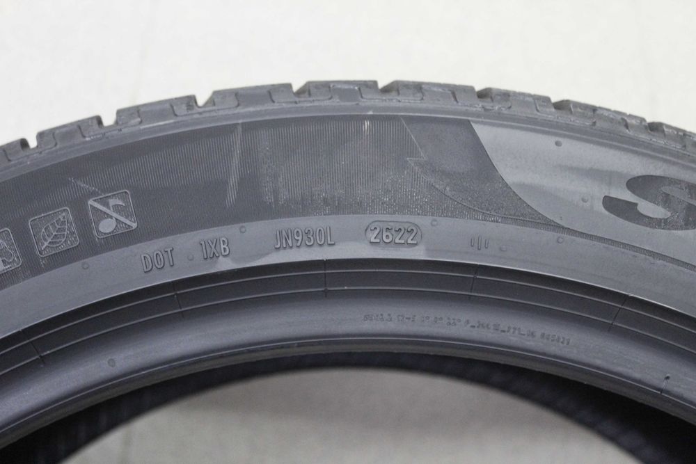 325/35-22 Pirelli Scorpion Winter