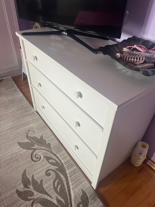 Vând mobilier cameră fete  culoare alb stare foarte bună.