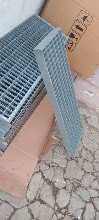 Vând trepte zincate metalice dacă va interesează sunaț la Nr de telefo