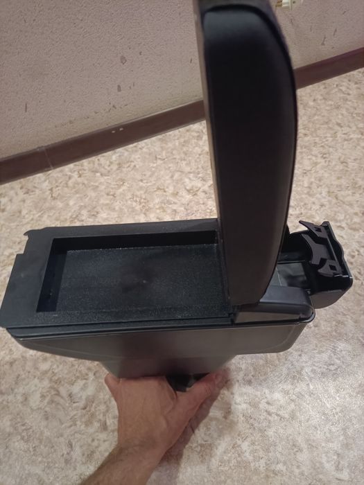 Подлокотник на Рено Дастер от 2019 года