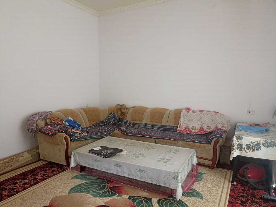 Uy sotiladi. 8 sotih va uy ruparasida 3,5 sotih yeri ham bor.