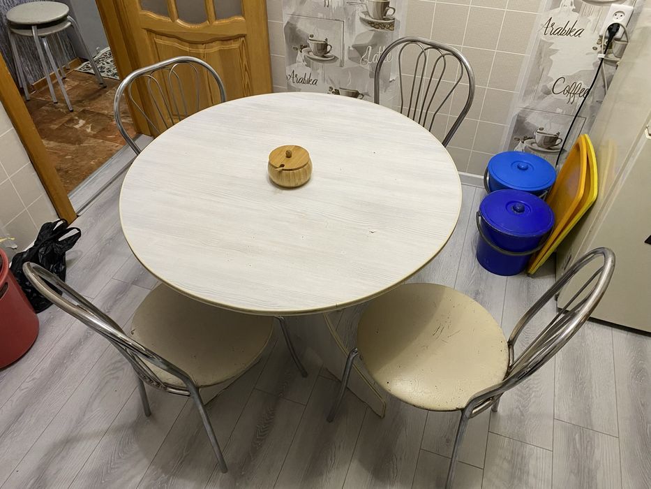 Стол кухонный со стульями