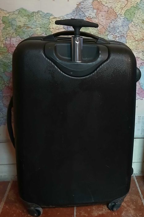 Куфар голям твърд