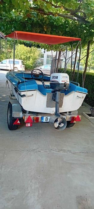 Лодка с двигател