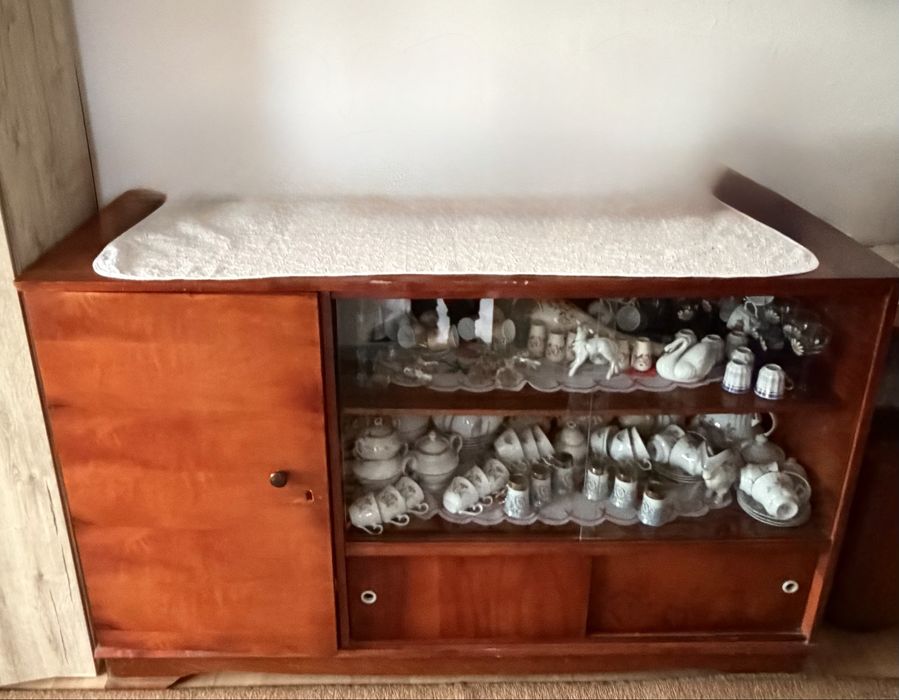 Vitrină din PAL – stil clasic anii ’90, spațioasă