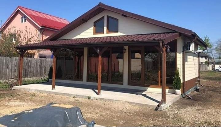 Vand case pe structura metalica