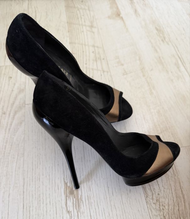 Черни велурени обувки на висок ток Versace със златни акценти-37номер