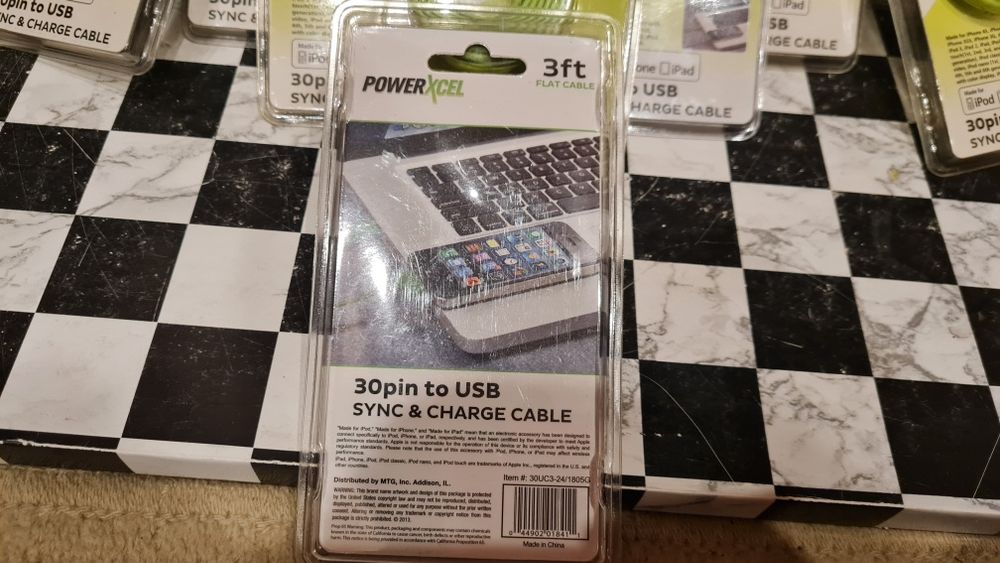 Зарядка. Кабель. Совместим с iPhone 3G/3GS/4/4S, iPad 1/2/3, iPod.