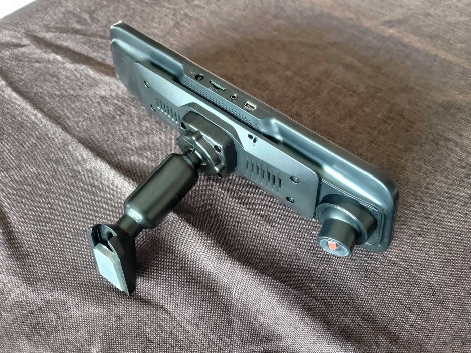 Видеорегистратор в огледало за обратно виждане и задна камера