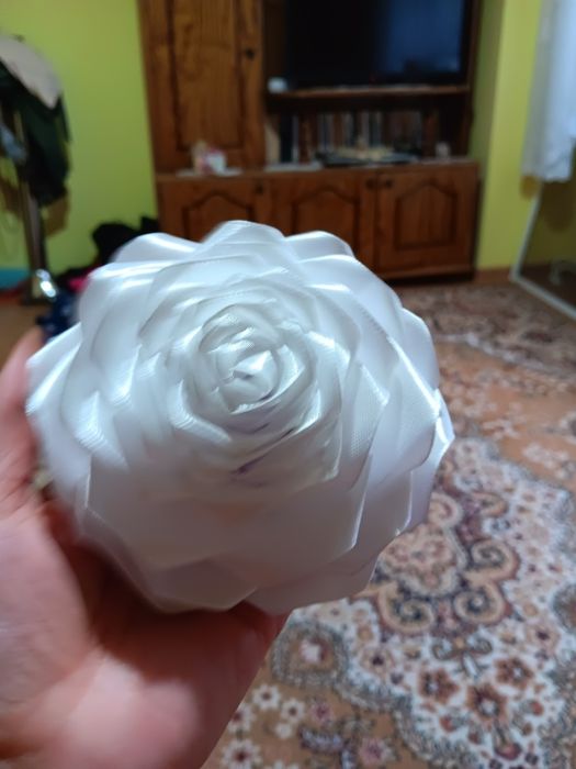 Trandafiri mari   din satin, culoare roșie si alb,un accesoriu  minunat pentru  evenimente,,sunt noi,,,50 lei bucata