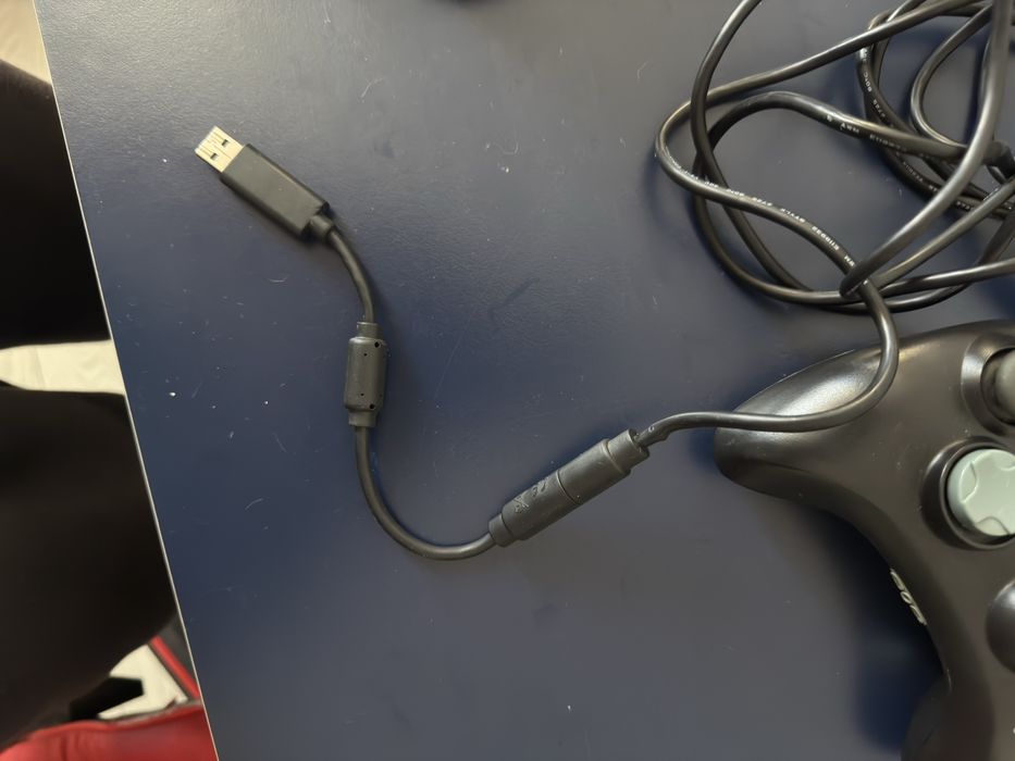 Vand doua controllere de calculator de Xbox