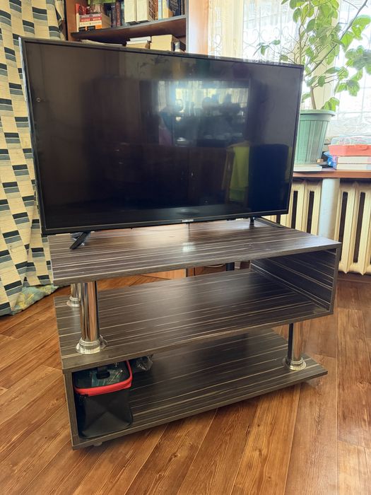 Телевизор и полка