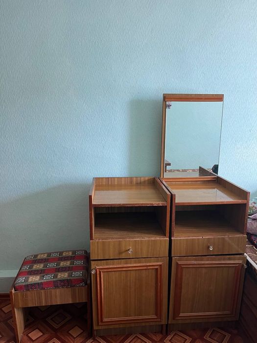 Две тумбы с пуфиком продам