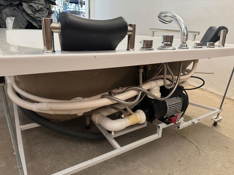 Cada hidromasaj/jacuzzi  semi noua 150/150 cm