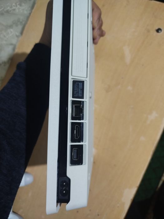 PS4 Slim 1TB + 2 pult + o'yinlar sotiladi