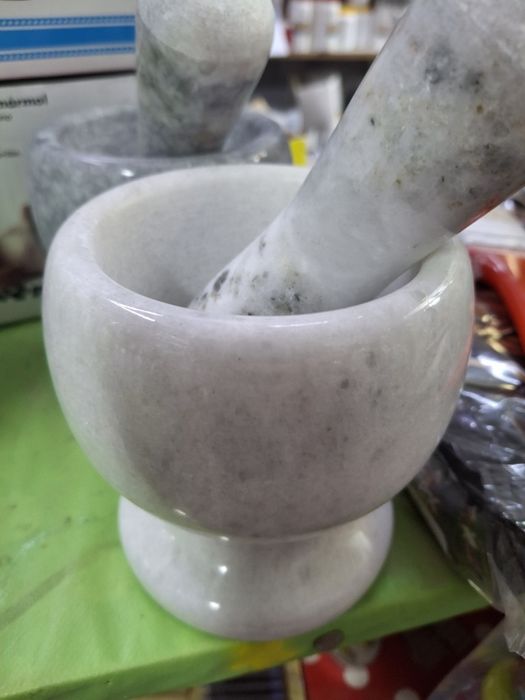 Mojar cu pistil, din marmura, diametru 10cm, inaltime 10.5cm