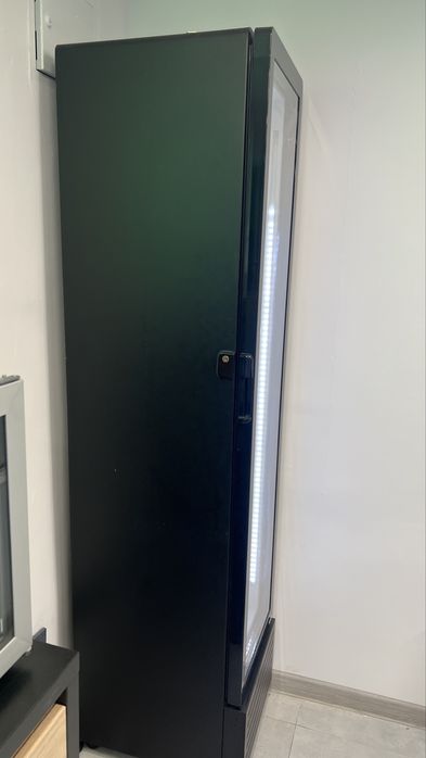 Продам витринный холодильник