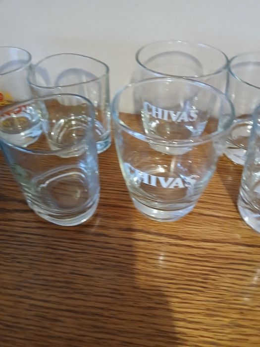 Продавам различни стъклени чаши,нови, рекламни,повечето с надписи