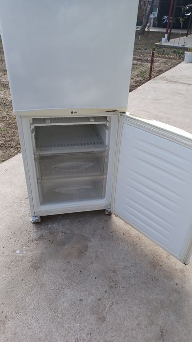 LG  Халадильник 2Х камерный работает отлично