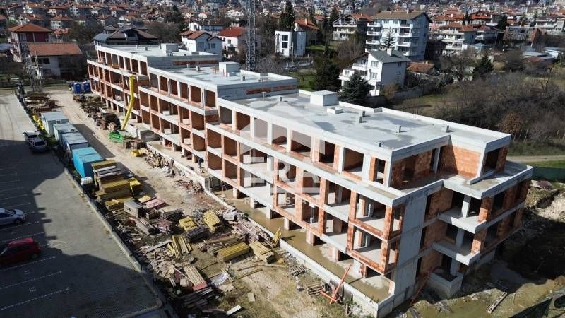 Тристаен апартамент за продажба, със собствен двор, в новострояща се с