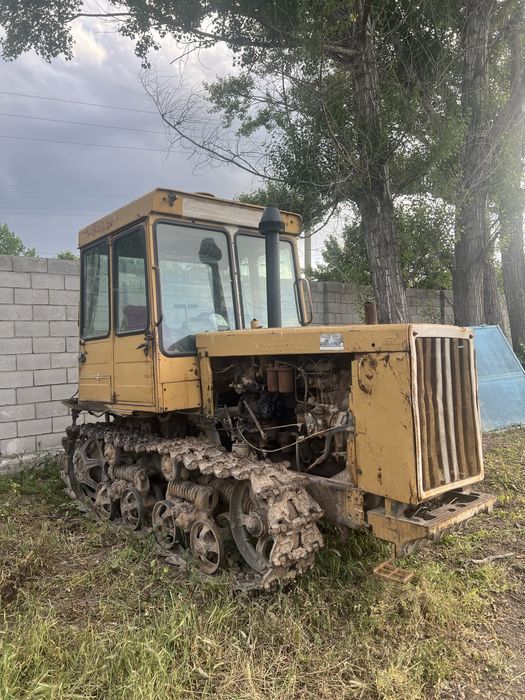 Гусеничный трактор ДТ 75 бульдозер