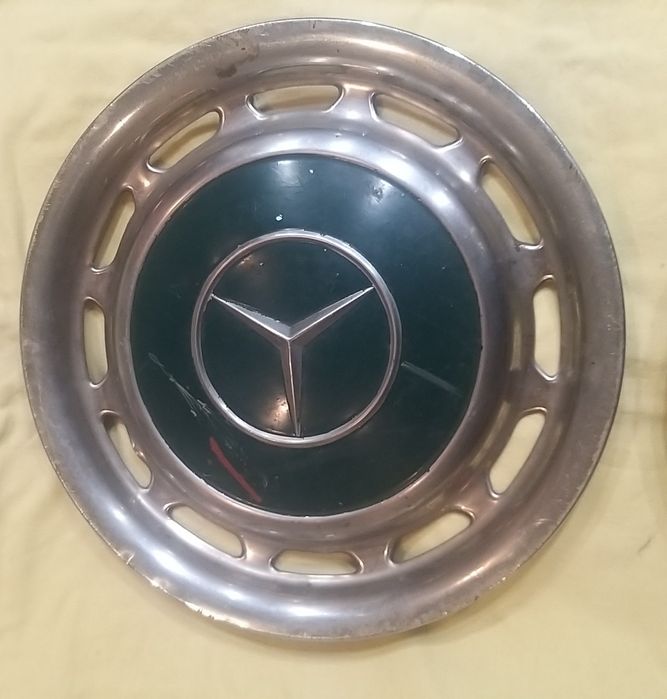Capace inox Mercedes 4 bucăți două de un fel două diferite