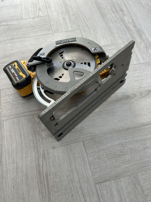 Dewalt DCS 572 circular de mana