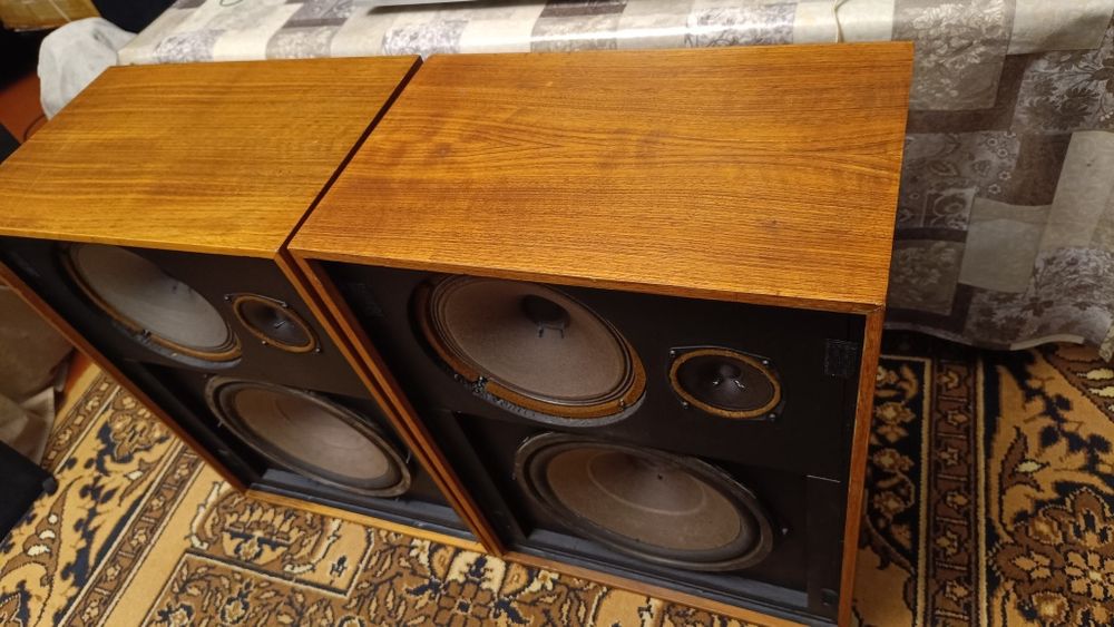 Колонки Тесла в отличном состоянии.