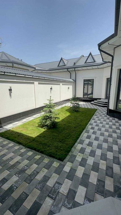 Уй сотилади Уч кахрамон постан кирганда 5 км Хожи ота махалла