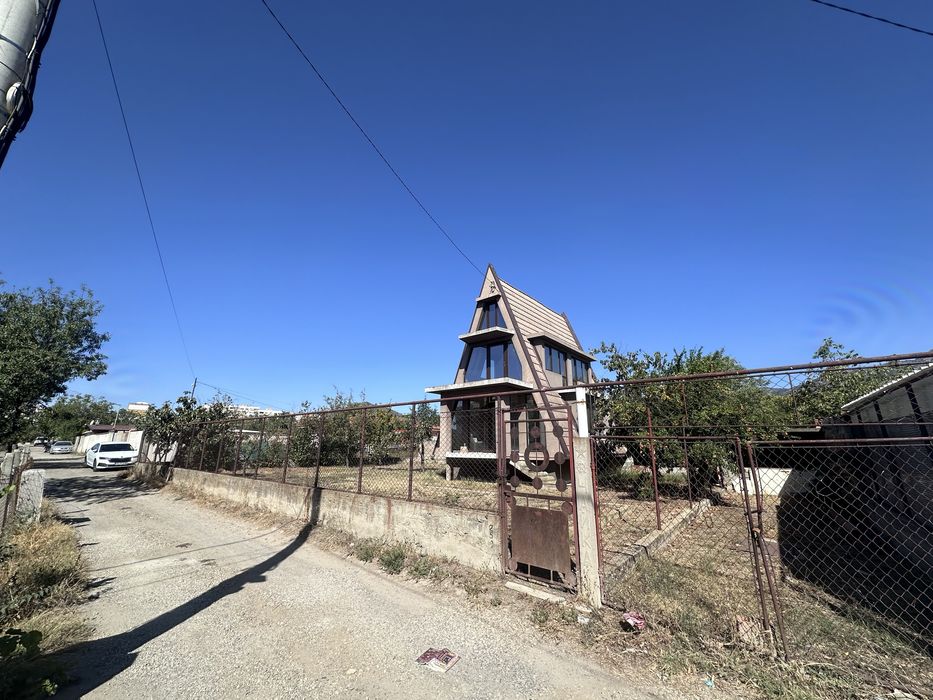 Масивна къща с дворно място