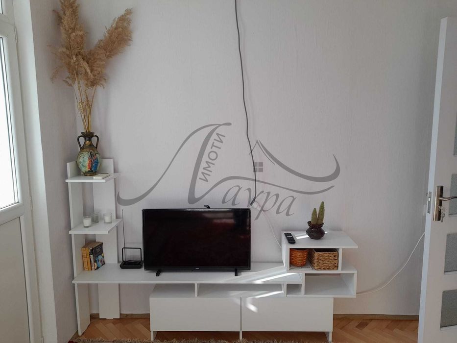 Дава се под наем Двустаен апартамент в Шумен, Център - 60 кв.м за 306 € - Снимка #4