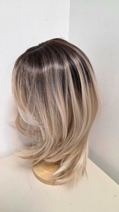 Perucă HAIRCUBE blond ombre cu rădăcini închise, bob în straturi, sintetică