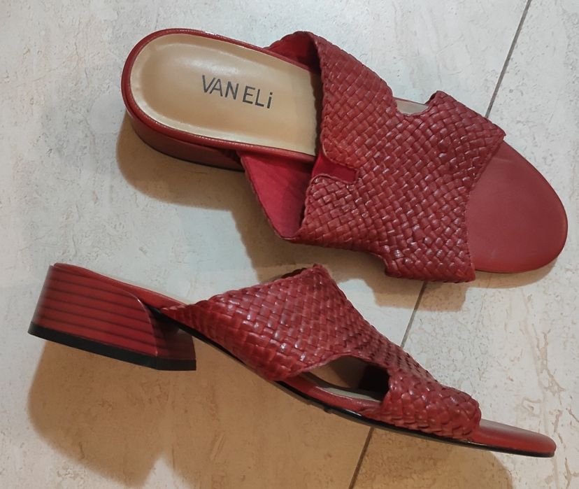 Фирменные,кожаные шлепки