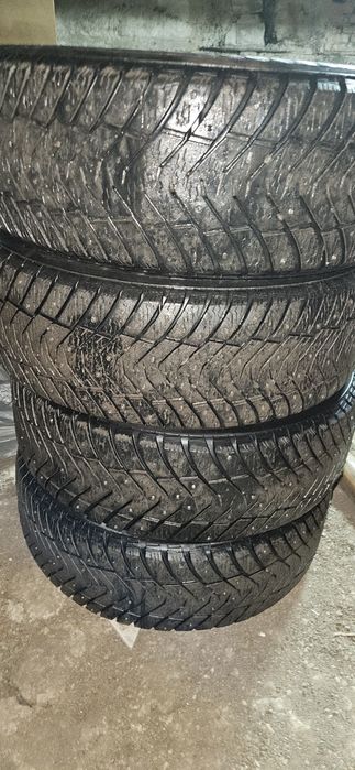 Продам зимнюю резину Yokohama 255.55.R18