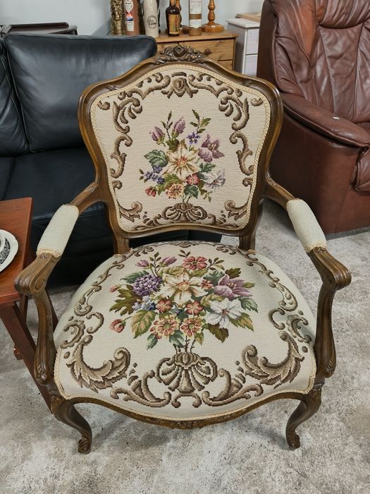 Комплект от две дъбови кресла с дърворезба и гобленова дамаска