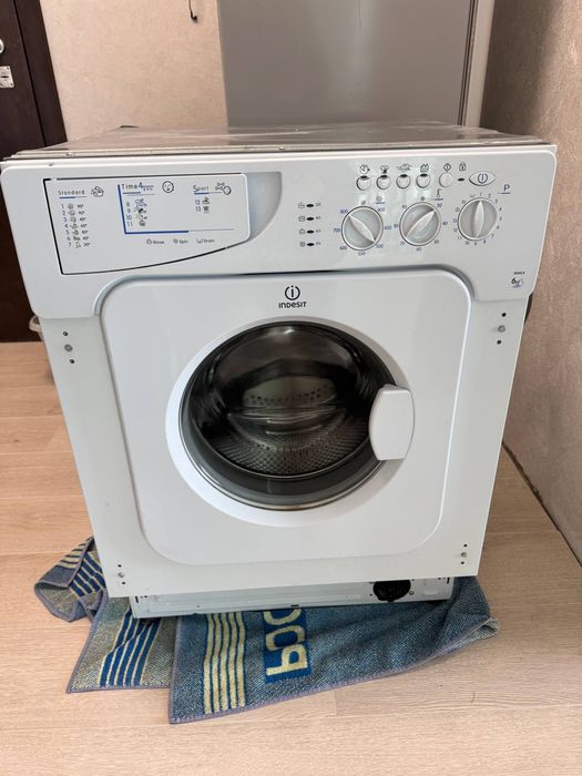 Продавам вградена пералня Indesit