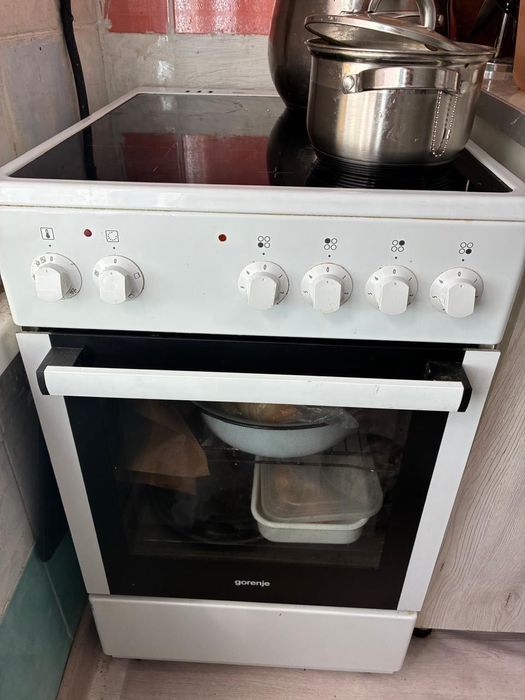 Электрическая плита Gorenje с духовкой