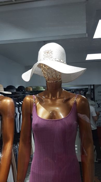 Palarie Chanel reglabila, logo metalic auriu, saculet, etichetă incluse