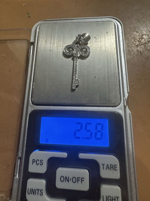 Клуч кулон серебеный очень красивый