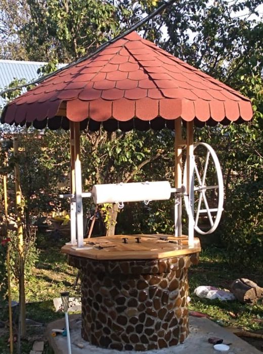 Fântână rustică din lemn