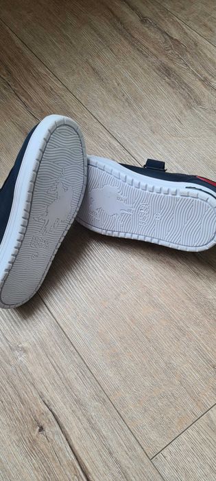 Чисто нови детски обувки