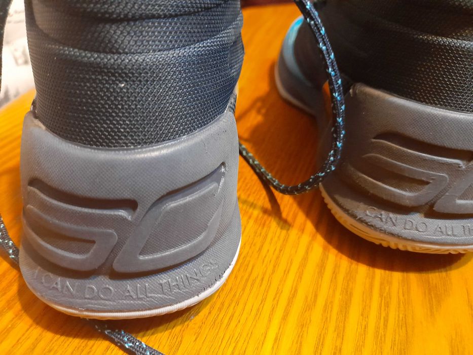 Vand adidasi marca UnderArmour aproape noi