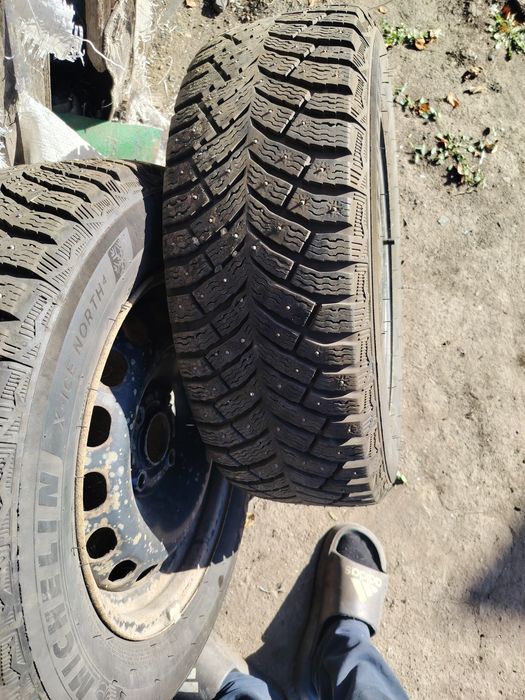 Продам зимнюю резину с дисками.