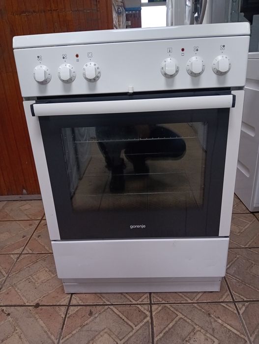 Свободно стояща печка с керамичен плот Gorenje с две години Гаранция!