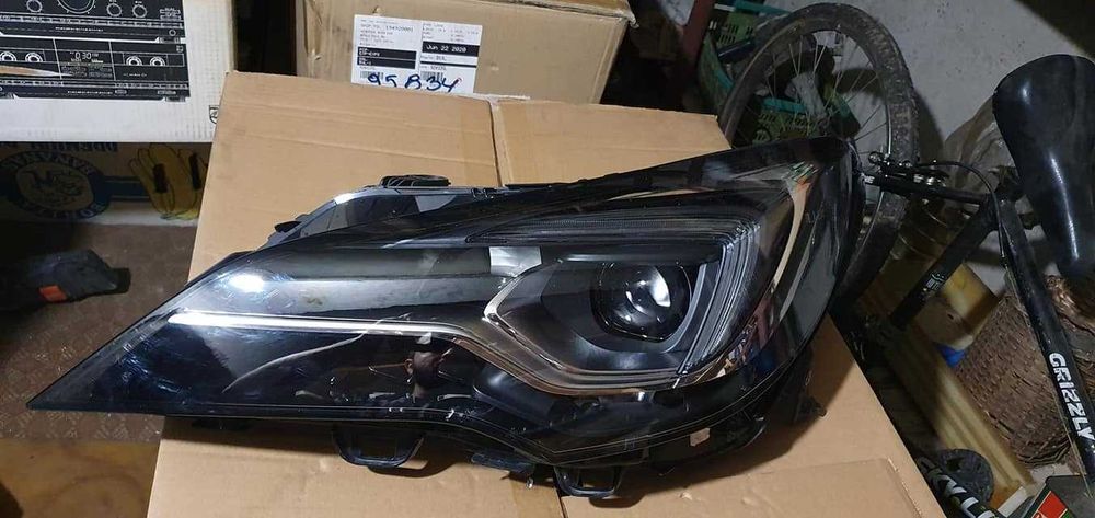 Продавам оригинален матричен LED фар за Opel Astra K.