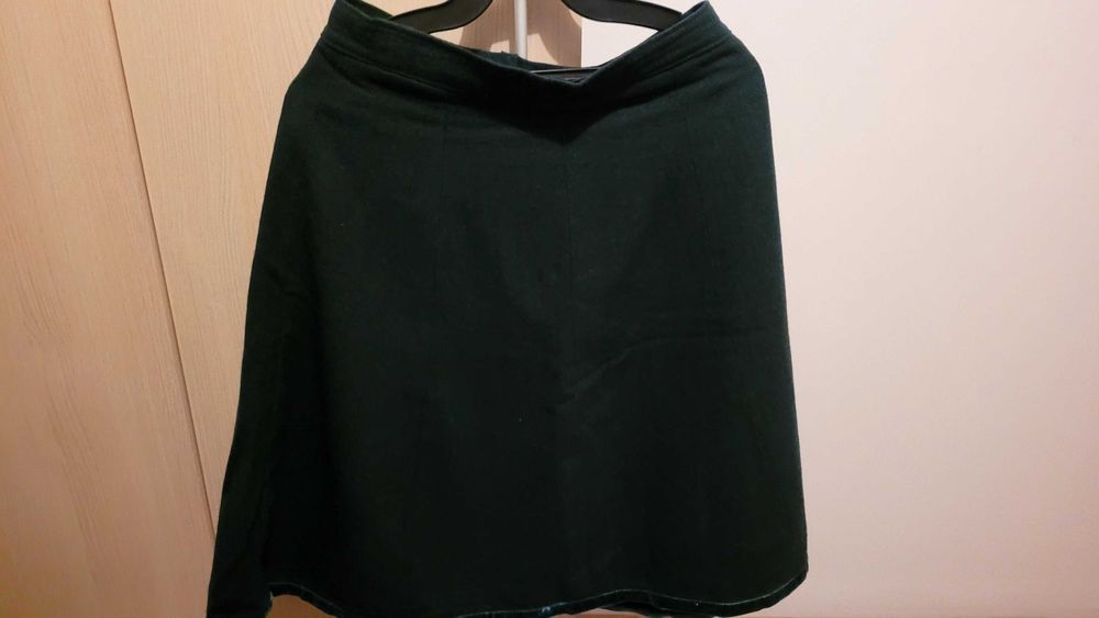 Fusta verde lână/fetru cu dunga eleganta de catifea.
